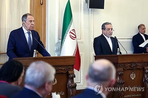 기자회견하는 세르게이 라브로프 러시아 외무장관과 압바스 아락치 이란 외무장관