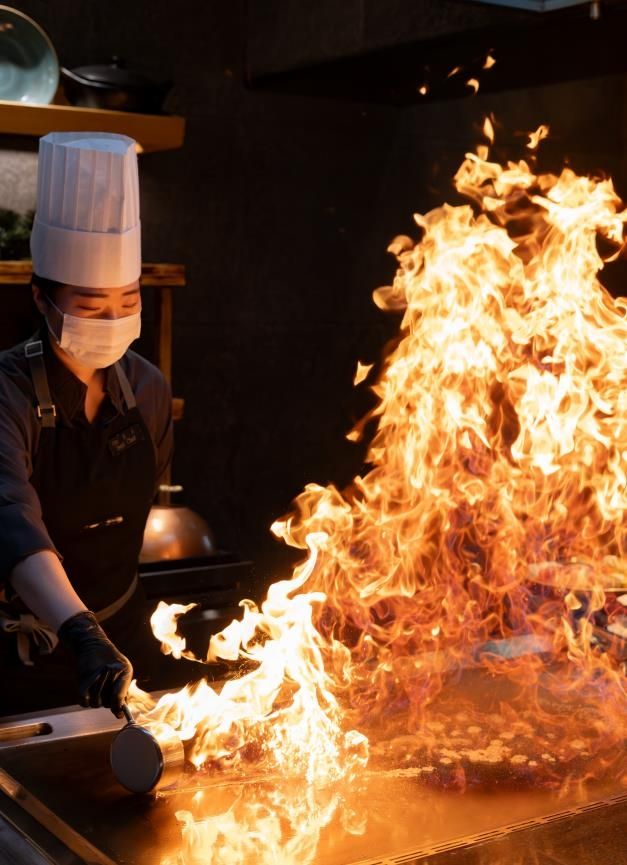 화려한 불 쇼를 선보이는 신화월드의 한 식당 [사진 / 성연재 기자] 