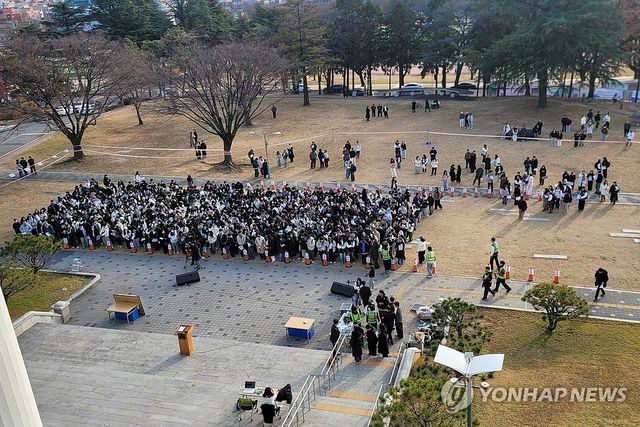 전남대 교정서 열린 '윤석열 퇴진 결의안 찬반 투표'