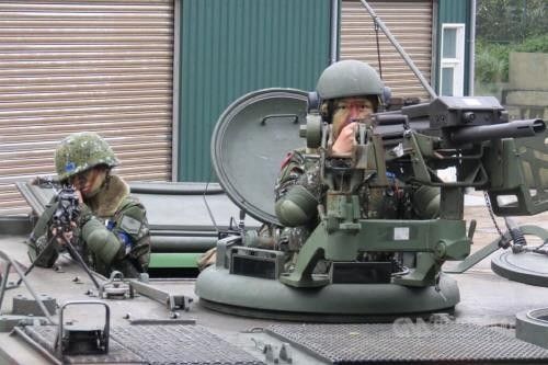 대만 외곽 도서의 대만 여군 