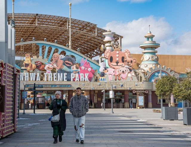 토종 캐릭터인 라바를 소재로 한 제주 신화테마파크를 찾는 외국인들 [사진 / 성연재 기자] 