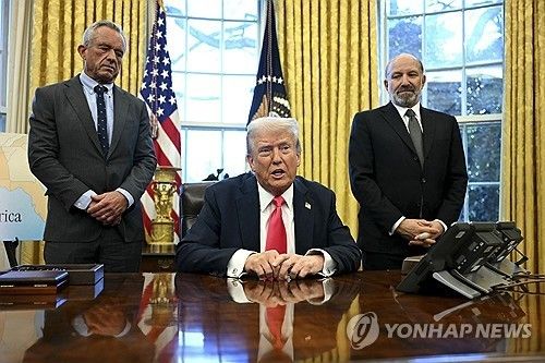 행정명령에 서명한 뒤 언론과 문답하는 트럼프 미국 대통령