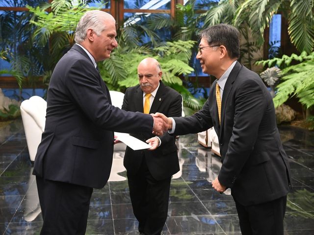 이호열 쿠바대사(오른쪽)와 인사하는 미겔 디아스카넬 쿠바 대통령