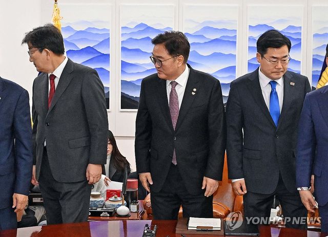 자리로 향하는 국회의장과 양당 원내대표