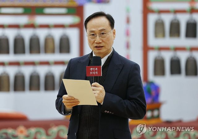 인사말하는 이건회 예술감독