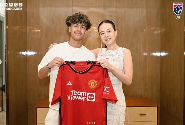 멕세스(왼쪽)가 람삼 태국축구협회장과 맨유 유니폼을 들고 있는 모습.