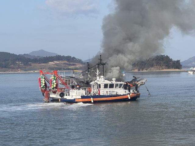 어선 화재 진화하는 해경