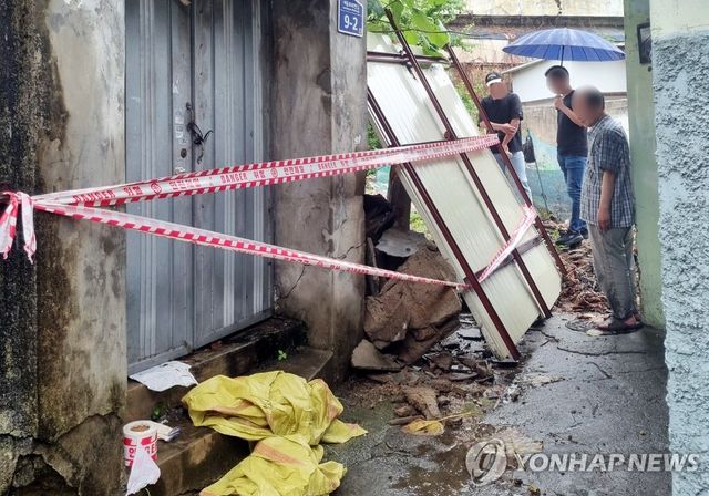 장맛비에 무너진 담벼락
