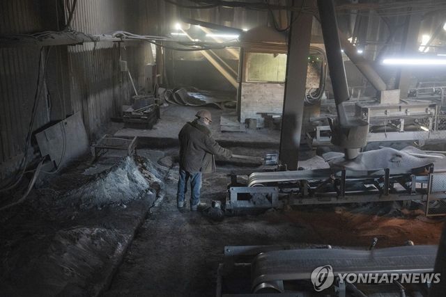 티타늄 생산에 필요한 티탄 철광을 정제 중인 우크라이나 노동자