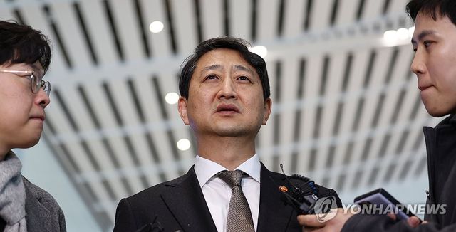 미국 관세면제 등 관련 질문에 답하는 안덕근 장관