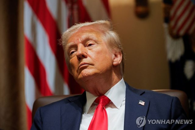 26일(현지시간) 각료 회의 주재하는 도널드 트럼프 미국 대통령