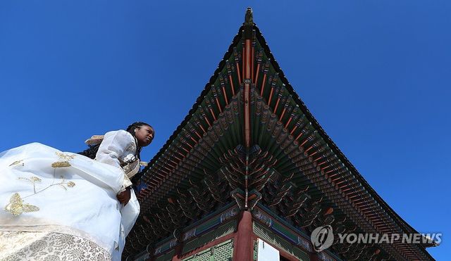 푸른 하늘 펼쳐진 경복궁