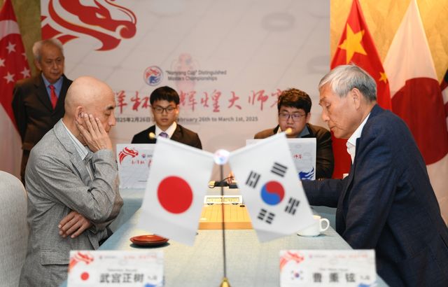 조훈현(오른쪽) 9단이 다케미야 마사키 9단에게 승리했다.