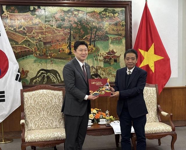 호앙 다오 끄엉 베트남 문화체육관광부 차관과 만난 진종오 의원(왼쪽)