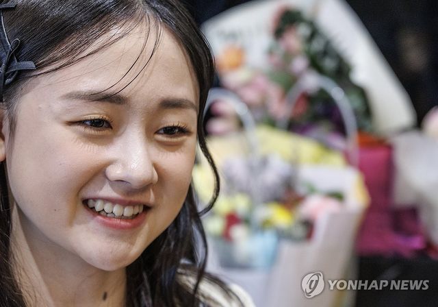 밝은 미소 짓는 김채연