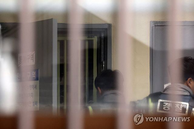 총기고 살피는 경찰들