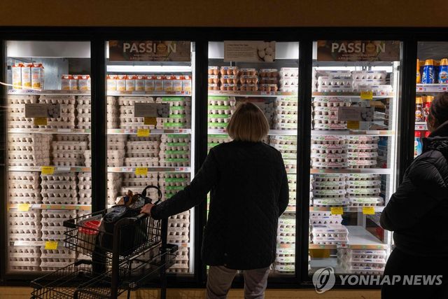 25일(현지시간) 미국 뉴욕의 한 마트에서 계란 가격 살피는 소비자