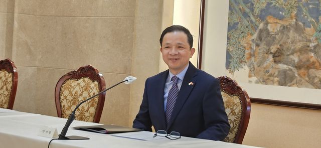 부임 첫 기자간담회 하는 다이빙 대사