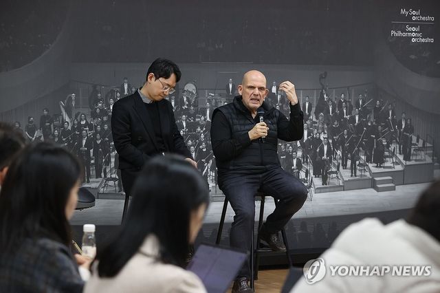 인터뷰하는 서울시향 음악감독