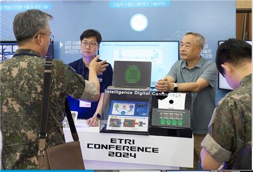 지능형 스텔스 네트워크 기술 설명하는 ETRI 연구팀 