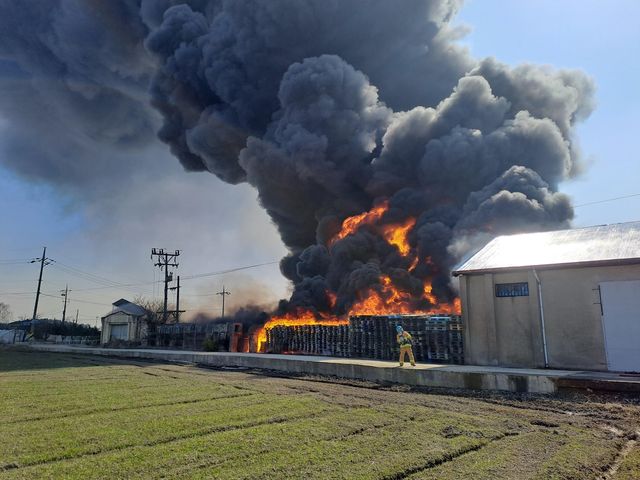 야적장에 보관 중인 팔레트에서 불