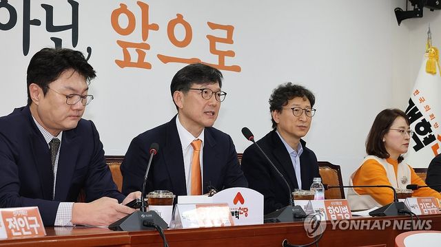 선거기획단 회의에서 발언하는 함익병 선거기획단장