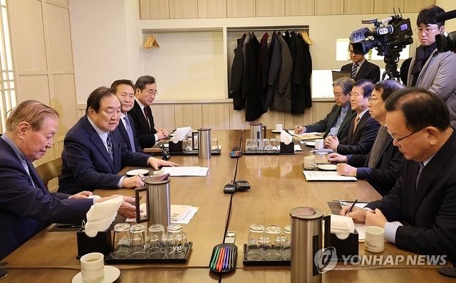 발언하는 정대철 헌정회장