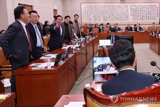 항의하는 국민의힘 법사위원들