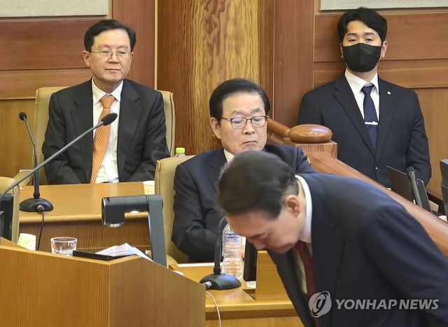 최종 의견 진술 마치고 인사하는 윤 대통령