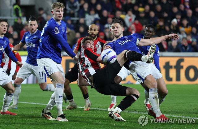 경합하는 에버턴과 브렌트퍼드 선수들