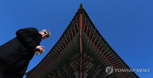 푸른 하늘 펼쳐진 경복궁