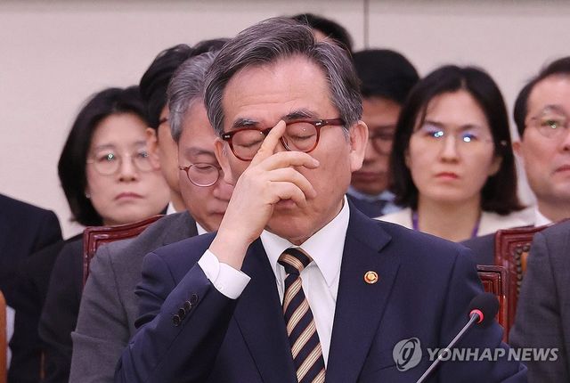 안경 올리는 조태열 외교부 장관