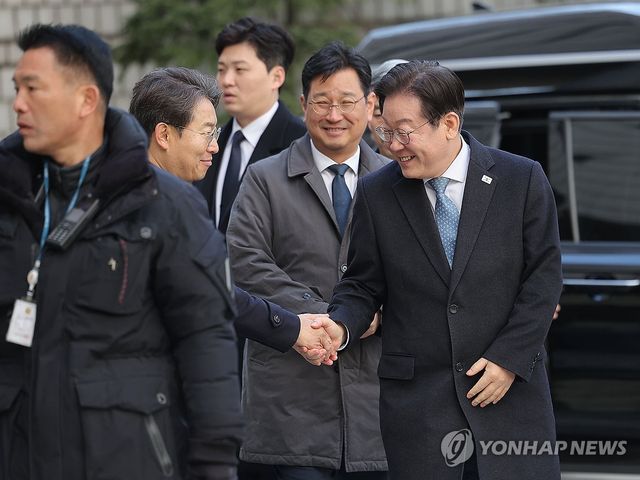 서울고법 들어서는 민주당 이재명 대표