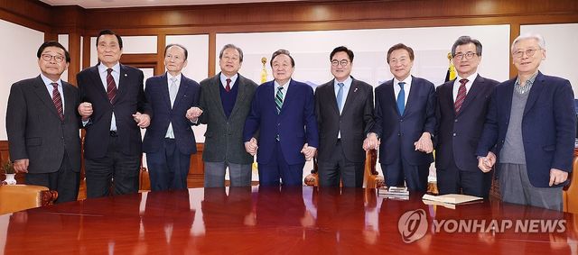 정치 원로들 만난 우원식 국회의장