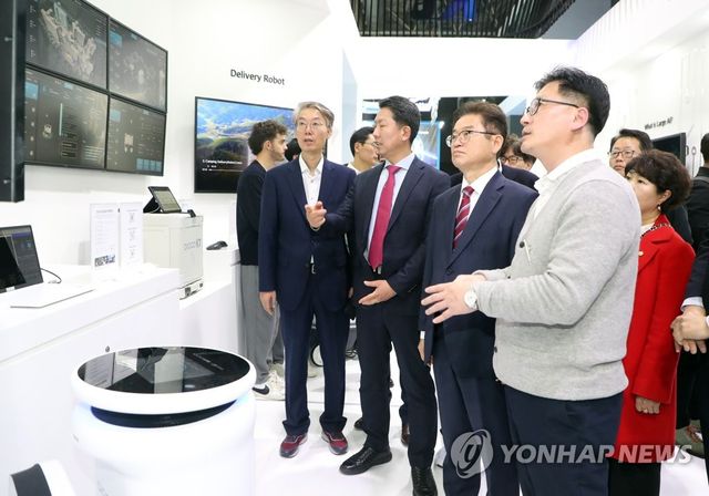 'MWC 2023' KT 전시관 찾은 이철우 경북지사