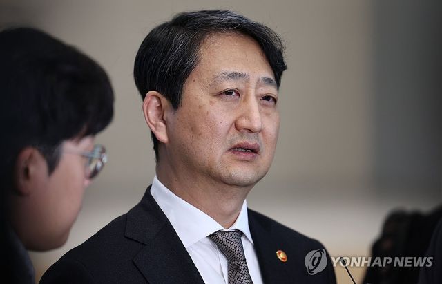 미국 관세면제 등 관련 질문에 답하는 안덕근 장관