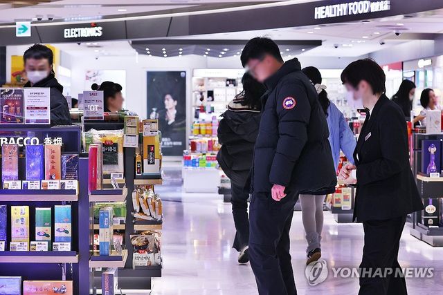 면세점에서 쇼핑하는 관광객들