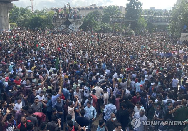 총리 도주한 2024년 8월5일 방글라데시 수도 다카에 모인 시민들