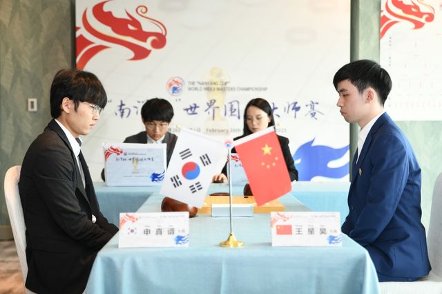 신진서(왼쪽) 9단이 난양배 결승 1국에서 왕싱하오에게 승리했다.