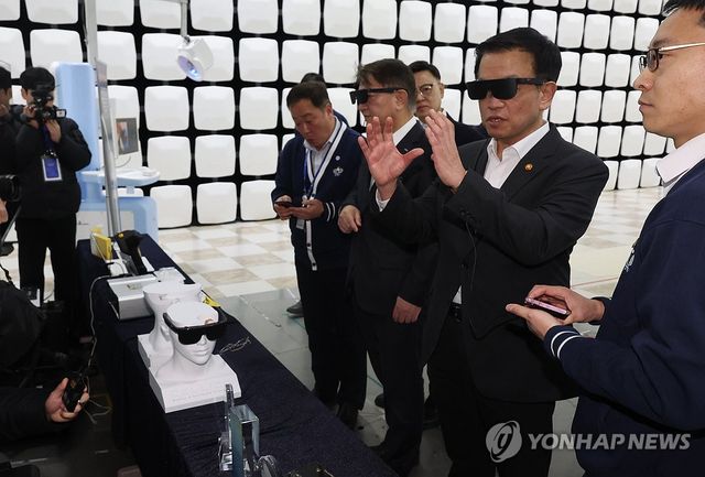 최 권한대행, 첨단의료기기 체험