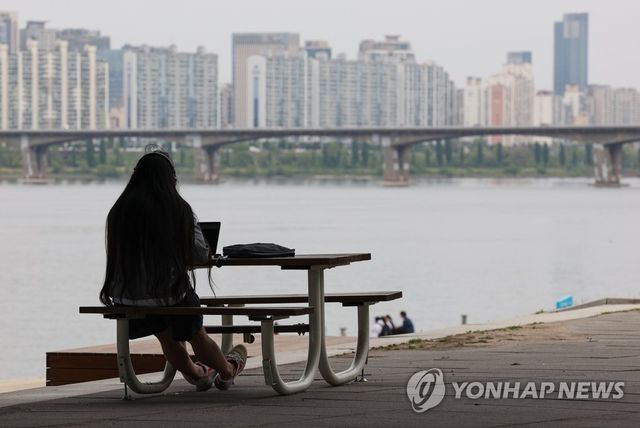 여의도한강공원 벤치에서 업무 중