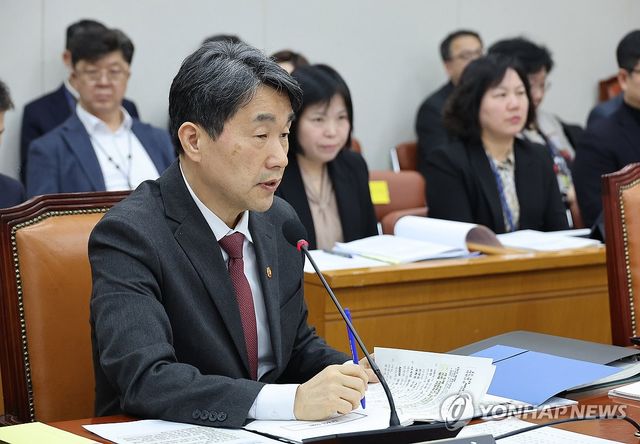 답변하는 이주호 부총리 겸 교육부 장관