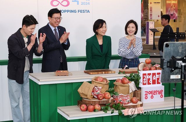 '라방'서 인사하는 오영주 장관