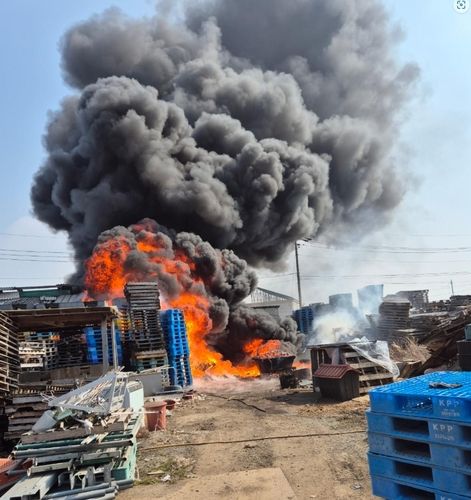 야적장에 보관 중인 팔레트에서 불