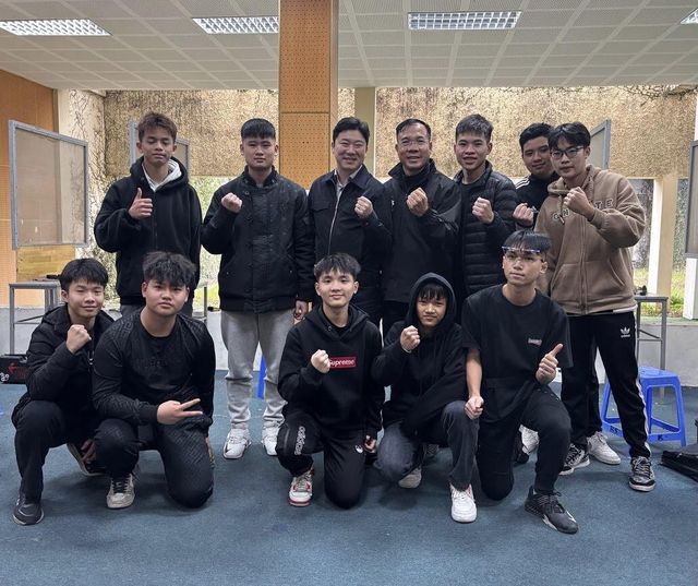 베트남 사격장을 방문한 진종오 의원(뒷줄 중앙)