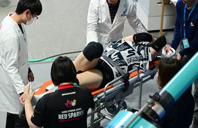 들것에 실려 가는 박은진