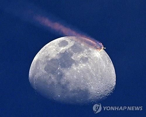 위성을 실은 스페이스X 로켓이 달을 지나 날아가는 모습 