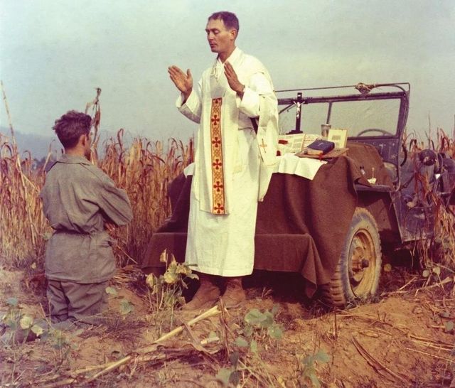 카폰 신부가 한국전쟁 당시인 1950년 10월7일 미사를 집전하는 모습
