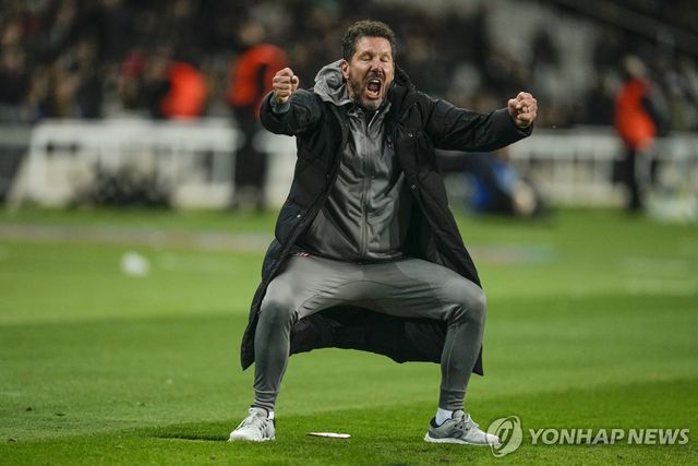 득점을 기뻐하는 AT마드리드의 디에고 시메오네 감독