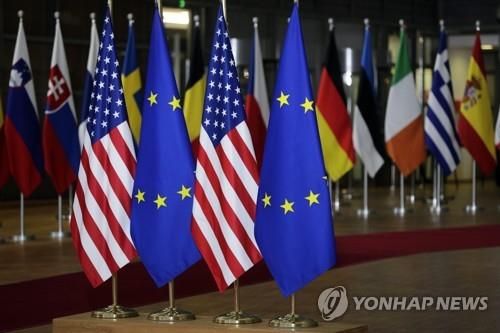 미국 성조기와 EU 깃발